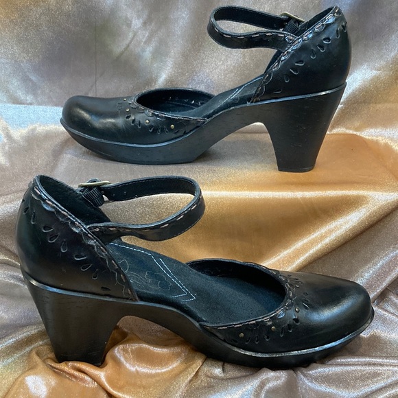 Indigo Shoes - Indigo by Clark’s. Size 7 chunky heel Mary Janes in black